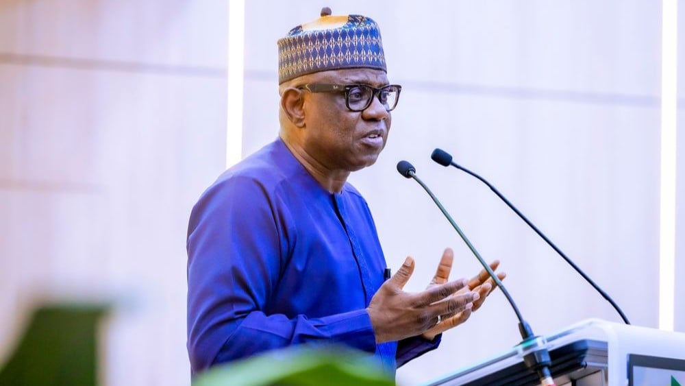 CEO da NNPC, Bayo Bashir Ojulari, discursa aos funcionários durante reunião inaugural com a equipe, na sede da NNPC, em 17 de abril de 2025 (Foto Divulgação NNPC)