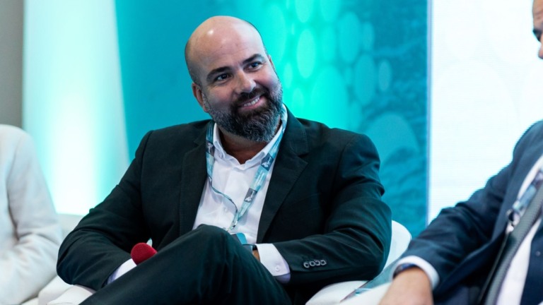 Caetano Machado, CEO da Mandacaru Energia, concede entrevista ao estúdio Abpip durante a Sergipe Oil & Gas 2024, em Aracaju, em 24 de julho (Foto Alisson Torres/eixos) Caetano Machado, CEO da Mandacaru Energia, concede entrevista ao estúdio Abpip durante a Sergipe Oil & Gas 2024, em Aracaju, em 24 de julho (Foto Alisson Torres/eixos)