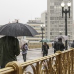 Chegada de frente fria no centro da cidade de São Paulo, com tarde chuvosa, em 4 de julho de 2019 (Foto Rovena Rosa/Agência Brasil)
