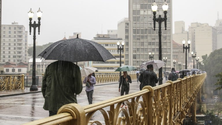 Chegada de frente fria no centro da cidade de São Paulo, com tarde chuvosa, em 4 de julho de 2019 (Foto Rovena Rosa/Agência Brasil)