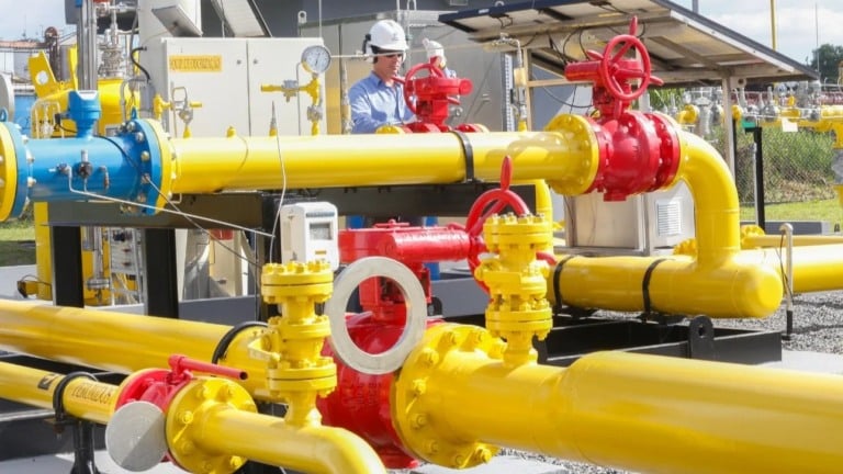 Citygate (ponto de entrega de gás) da Compagas, distribuidora de gás natural do Paraná; Rede de gasodutos nas cores amarela e vermelha, com trabalhador realizando inspeção; veste uniforme azul e capacete branco (Foto Divulgação)