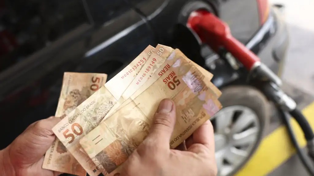 Consumidores fazem fila em posto de combustíveis durante o Dia Livre de Impostos, em 6 de junho de 2024 (Marcelo Camargo/Agência Brasil)