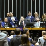 Davi Alcolumbre, à mesa do plenário da Câmara, preside sessão conjunta do Congresso para análise de vetos, em 17 de junho de 2025 (Foto Waldemir Barreto/Agência Senado)