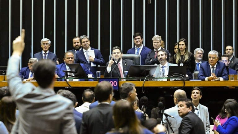 Davi Alcolumbre, à mesa do plenário da Câmara, preside sessão conjunta do Congresso para análise de vetos, em 17 de junho de 2025 (Foto Waldemir Barreto/Agência Senado)
