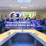 Diretor Ivo Nazareno recebe representantes dos conselhos de consumidores de energia elétrica, em 15 de julho de 2025 (Foto Michel Jesus/Aneel)