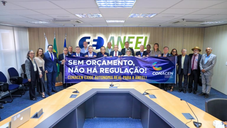 Diretor Ivo Nazareno recebe representantes dos conselhos de consumidores de energia elétrica, em 15 de julho de 2025 (Foto Michel Jesus/Aneel)