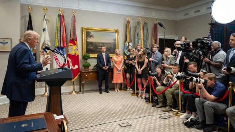 Donald Trump assina a VA Home Loan Program Reform Act, na Sala Roosevelt da Casa Branca, em 30 de julho de 2025 (Foto Molly Riley/Oficial Casa Branca)