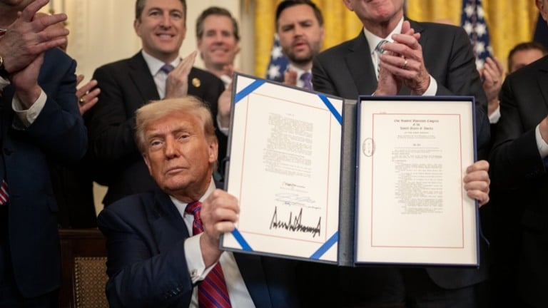 Presidente Donald Trump assina a lei S.1852, The Genius Act, na Sala Leste da Casa Branca, em 18 de julho de 2025 (Foto Daniel Torok/Oficial Casa Branca)