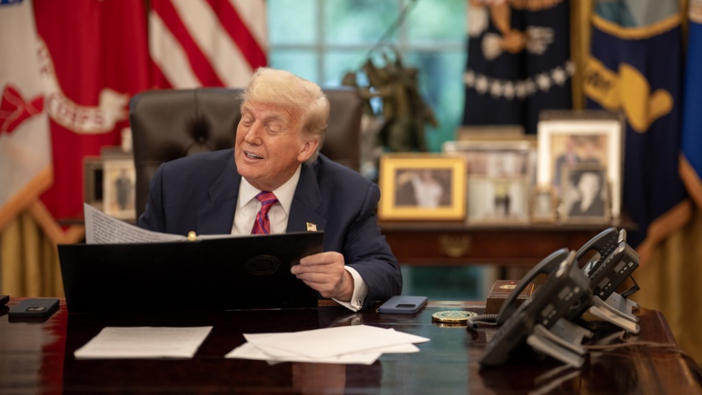 Presidente Donald Trump assina a lei S.1852, The Genius Act, na Sala Leste da Casa Branca, em 18 de julho de 2025 (Foto Daniel Torok/Oficial Casa Branca)