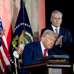 Donald Trump assina decretos durante o 'AI Summit' da Casa Branca, em Washington/DC, em 23 de julho de 2025 (Foto Joyce N. Boghosian/Oficial Casa Branca) 