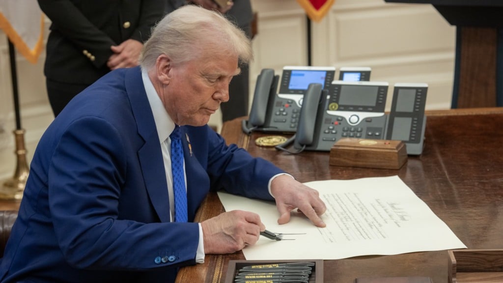 Donald Trump assina nomeação de Tulsi Gabbard como diretora de Inteligência Nacional, no Salão Oval, em 12 de fevereiro de 2025 (Foto Daniel Torok/Oficial Casa Branca)