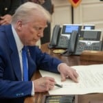 Donald Trump assina nomeação de Tulsi Gabbard como diretora de Inteligência Nacional, no Salão Oval, em 12 de fevereiro de 2025 (Foto Daniel Torok/Oficial Casa Branca)
