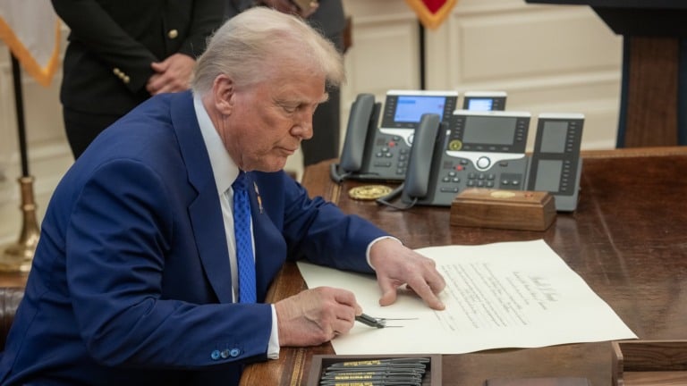Donald Trump assina nomeação de Tulsi Gabbard como diretora de Inteligência Nacional, no Salão Oval, em 12 de fevereiro de 2025 (Foto Daniel Torok/Oficial Casa Branca)