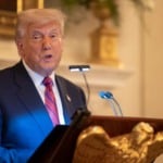 Donald Trump discursa durante jantar com senadores republicanos, na Sala de Jantar de Estado da Casa Branca, em 18 de julho de 2025 (Foto Daniel Torok/Oficial Casa Branca)