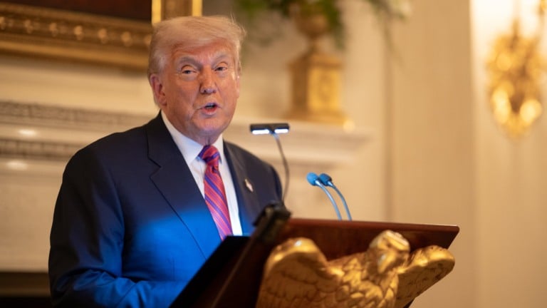 Donald Trump discursa durante jantar com senadores republicanos, na Sala de Jantar de Estado da Casa Branca, em 18 de julho de 2025 (Foto Daniel Torok/Oficial Casa Branca)
