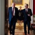 Donald Trump e o primeiro-ministro do Reino Unido, Keir Starmer, participam de coletiva de imprensa na Sala Leste da Casa Branca, em 27 de fevereiro de 2025 (Foto Daniel Torok/Casa Branca)