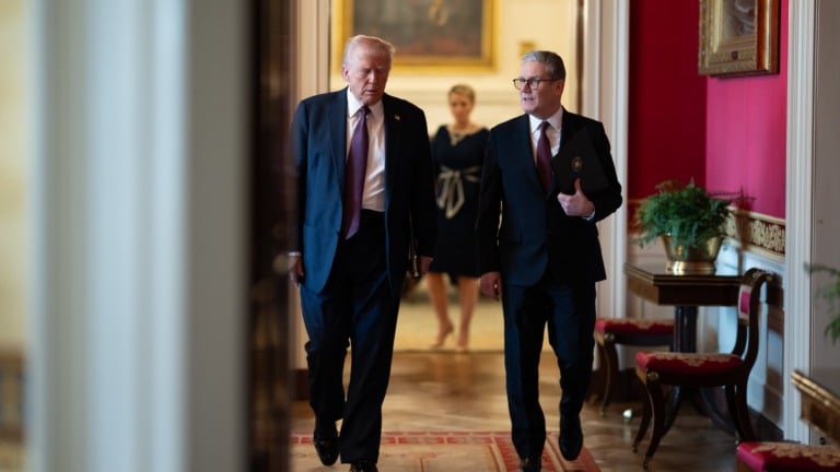 Donald Trump e o primeiro-ministro do Reino Unido, Keir Starmer, participam de coletiva de imprensa na Sala Leste da Casa Branca, em 27 de fevereiro de 2025 (Foto Daniel Torok/Casa Branca)