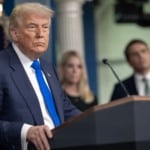 Donald Trump em coletiva com a procuradora-geral Pam Bondi e o vice-procurador-geral Todd Blanche, na Casa Branca, em 27 de junho de 2025 (Foto Molly Riley/Casa Branca)