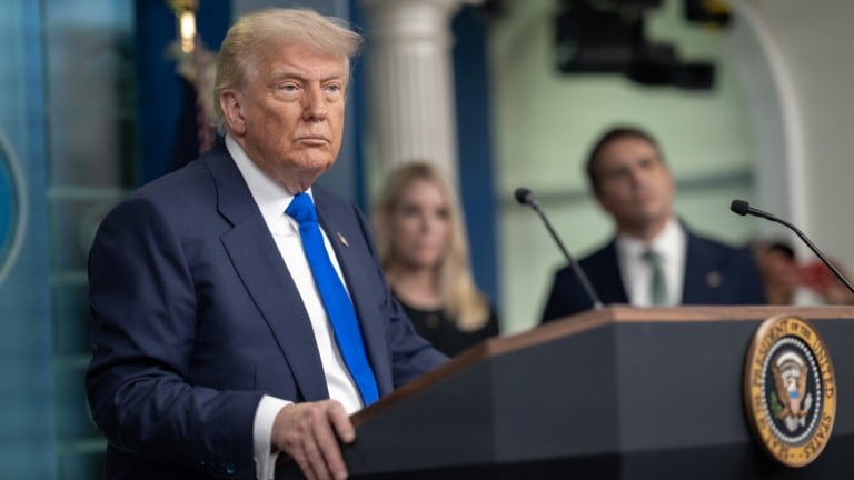 Donald Trump em coletiva com a procuradora-geral Pam Bondi e o vice-procurador-geral Todd Blanche, na Casa Branca, em 27 de junho de 2025 (Foto Molly Riley/Casa Branca)