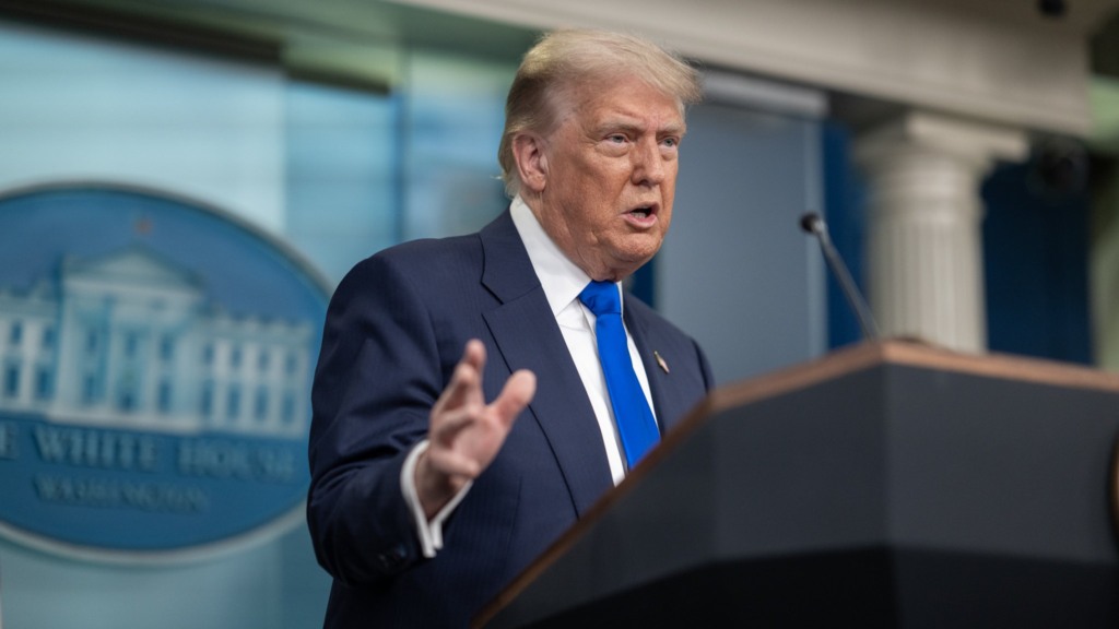 Donald Trump em coletiva com a procuradora-geral Pam Bondi e o vice-procurador-geral Todd Blanche, na Casa Branca, em 27 de junho de 2025 (Foto Molly Riley/Casa Branca)