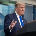 Donald Trump em coletiva com a procuradora-geral Pam Bondi e o vice-procurador-geral Todd Blanche, na Casa Branca, em 27 de junho de 2025 (Foto Molly Riley/Casa Branca)