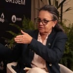 Entrevista com Symone Araújo, diretora da ANP, no estúdio eixos (Foto: Eixos)