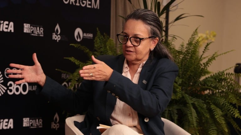 Entrevista com Symone Araújo, diretora da ANP, no estúdio eixos (Foto: Eixos)