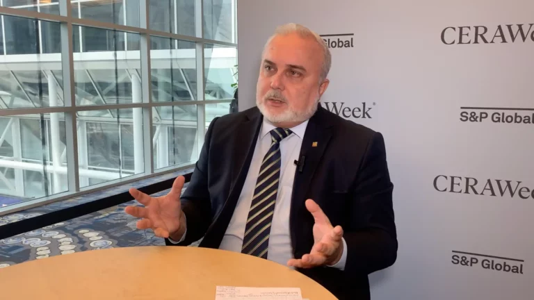 Ex-presidente da Petrobras Jean Paul Prates em entrevista ao estúdio eixos, durante a CERAWeek 2024, da S&P Global (Foto Reprodução eixos) Ex-presidente da Petrobras Jean Paul Prates em entrevista ao estúdio eixos, durante a CERAWeek 2024, da S&P Global (Foto Reprodução eixos)
