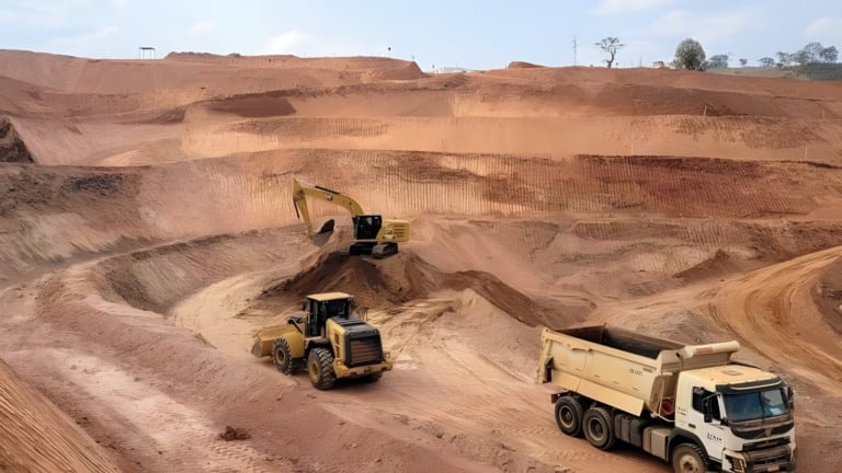 Exploração de minério de ferro na mina Catumbi, da Cabo Verde Mineração (Foto Divulgação)
