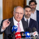 Geraldo Alckmin fala durante coletiva após reunião com Abrão Neto, presidente da Câmara Americana de Comércio para Brasil (Amcham), em Brasília (DF), em 16 de julho de 2025 (Foto Júlio César Silva/MDIC)