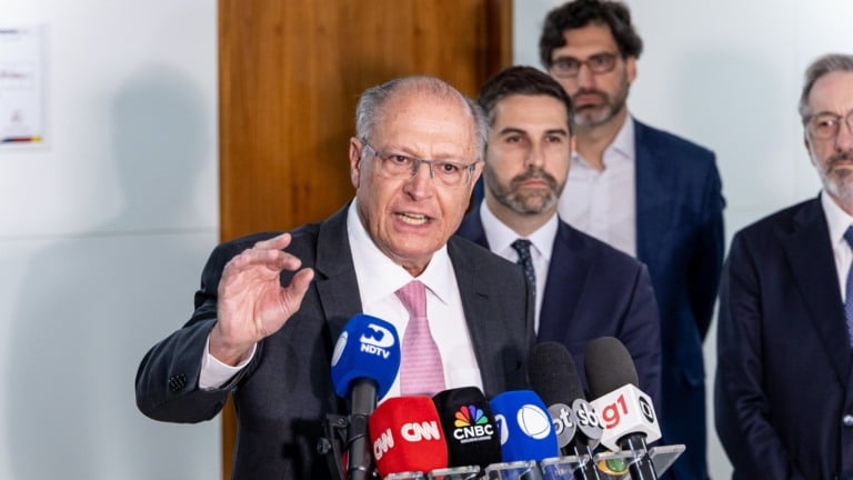Geraldo Alckmin fala durante coletiva após reunião com Abrão Neto, presidente da Câmara Americana de Comércio para Brasil (Amcham), em Brasília (DF), em 16 de julho de 2025 (Foto Júlio César Silva/MDIC)