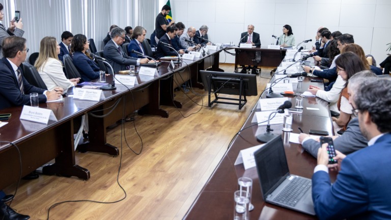 Geraldo Alckmin se reúne com Abrão Neto, presidente da Câmara Americana de Comércio para Brasil (Amcham), em Brasília (DF), em 16 de julho de 2025 (Foto Júlio César Silva/MDIC)