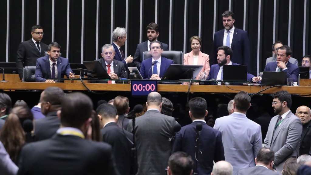 Hugo Motta, à mesa do plenário da Câmara, preside sessão que aprovou o novo licenciamento ambiental, na madrugada de 17 de julho de 2025 (Foto Bruno Spada/Agência Senado)