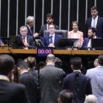 Hugo Motta, à mesa do plenário da Câmara, preside sessão que aprovou o novo licenciamento ambiental, na madrugada de 17 de julho de 2025 (Foto Bruno Spada/Agência Senado)