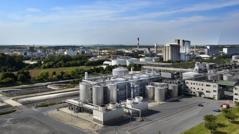 Vista aérea de tanques de armazenamento metálicos, em usina de produção de etanol (Foto Yves Bernardi/Pixabay)
