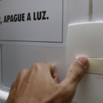 Interruptor de energia elétrica ao lado do recado por escrito 'Ao sair, apague a luz.' (Foto Fernando Frazão/Agência Brasil)