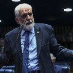 Jaques Wagner, à bancada, fala durante sessão plenária para discussão e votação de propostas, em 16 de julho de 2025 (Foto Jefferson Rudy/Agência Senado)