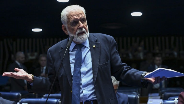 Jaques Wagner, à bancada, fala durante sessão plenária para discussão e votação de propostas, em 16 de julho de 2025 (Foto Jefferson Rudy/Agência Senado)