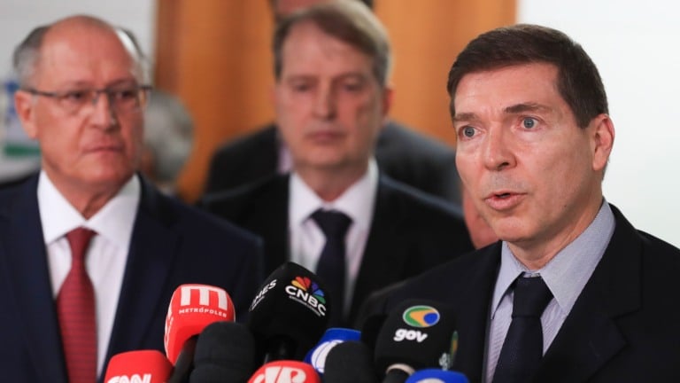 Josué Gomes, ao lado de Geraldo Alckmin, fala durante coletiva após reunião do comitê de negociação das medias à tarifa de 50% dos EUA, em 15 de julho de 2025 (Foto Lula Marques/Agência Brasil)