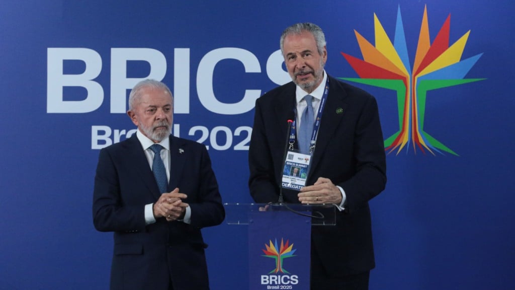 Lula (à esquerda) ao lado do presidente da COP30, André Corrêa do Lago (à direita), durante pronunciamento ao final da Cúpula do Brics, em 7 de julho de 2025 (Foto Joédson Alves/Agência Brasil)