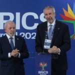 Lula (à esquerda) ao lado do presidente da COP30, André Corrêa do Lago (à direita), durante pronunciamento ao final da Cúpula do Brics, em 7 de julho de 2025 (Foto Joédson Alves/Agência Brasil)