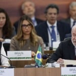 Lula e Narendra Modi posam para fotografia de família dos chefes de Estado e de Governo durante a cúpula do Brics, no Museu da Arte Moderna (MAM) do Rio, em 7 de julho de 2025 (Foto Joédson Alves/Agência Brasil)