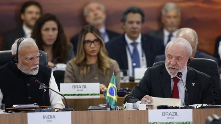 Lula e Narendra Modi posam para fotografia de família dos chefes de Estado e de Governo durante a cúpula do Brics, no Museu da Arte Moderna (MAM) do Rio, em 7 de julho de 2025 (Foto Joédson Alves/Agência Brasil)