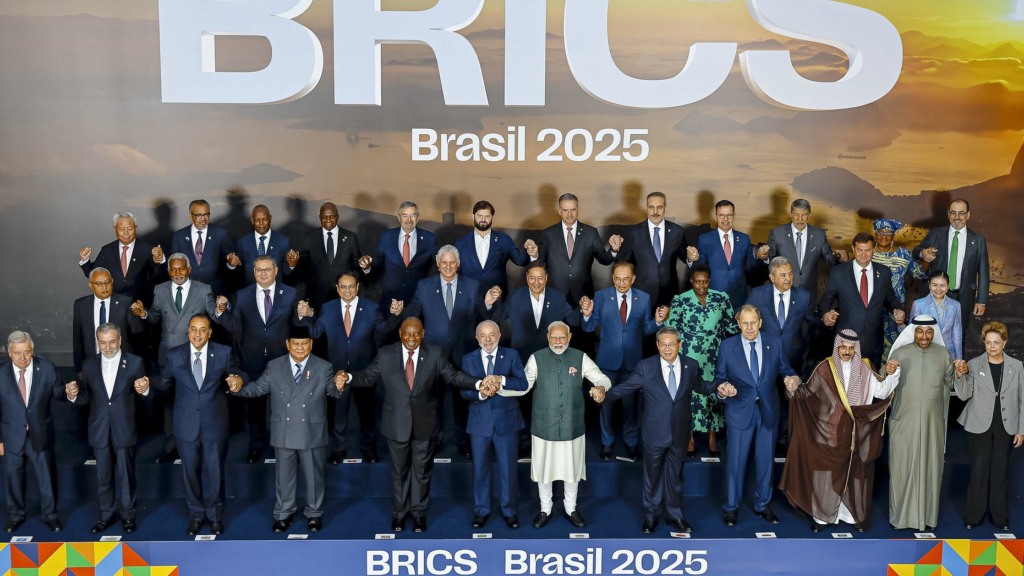 Lula posa para fotografia de família dos chefes de Estado e de Governo durante a cúpula do Brics, no Museu da Arte Moderna (MAM) do Rio, em 7 de julho de 2025 (Foto Ricardo Stuckert/PR)