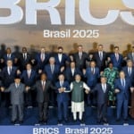 Lula posa para fotografia de família dos chefes de Estado e de Governo durante a cúpula do Brics, no Museu da Arte Moderna (MAM) do Rio, em 7 de julho de 2025 (Foto Ricardo Stuckert/PR)