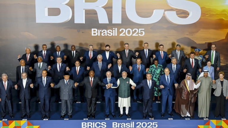 Lula posa para fotografia de família dos chefes de Estado e de Governo durante a cúpula do Brics, no Museu da Arte Moderna (MAM) do Rio, em 7 de julho de 2025 (Foto Ricardo Stuckert/PR)