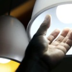 Instalação de lâmpada de LED (Foto Marcelo Camargo/Agência Brasil)