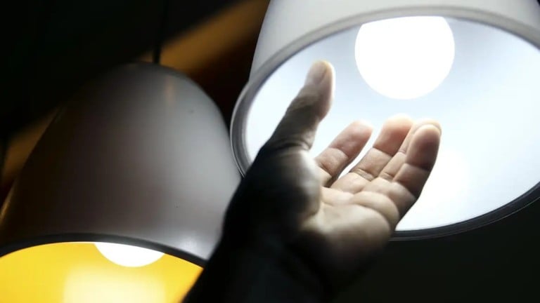 Instalação de lâmpada de LED (Foto Marcelo Camargo/Agência Brasil)