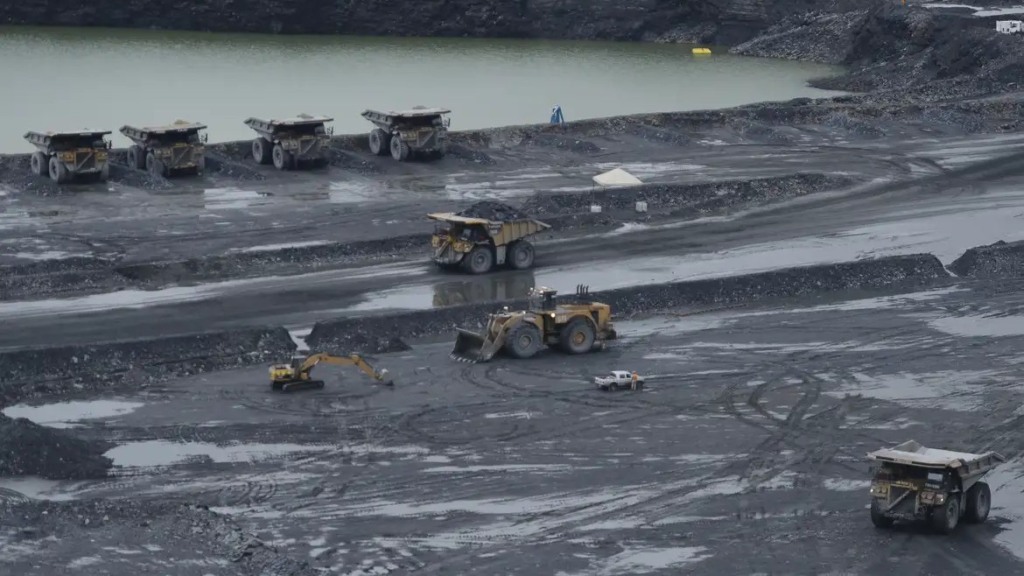 Tratores e máquinas de grande porte operam em campo de mineração à céu aberto (Foto José Cruz/Agencia Brasil)