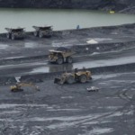 Tratores e máquinas de grande porte operam em campo de mineração à céu aberto (Foto José Cruz/Agencia Brasil)